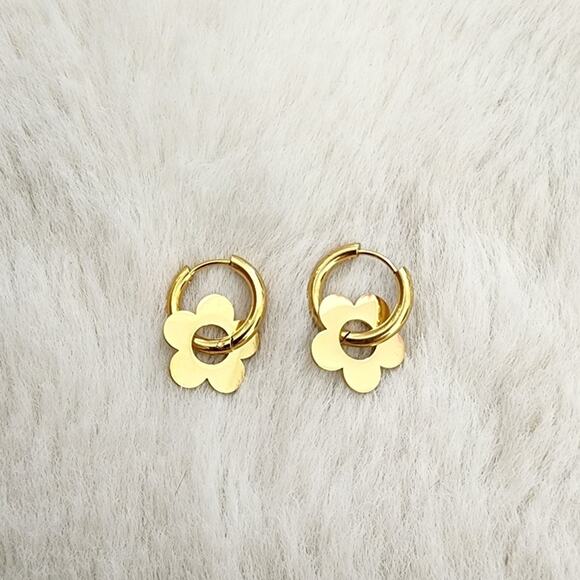 NEW Gold Flower Clover Huggie Hoop Earrings - Picture 1 of 12